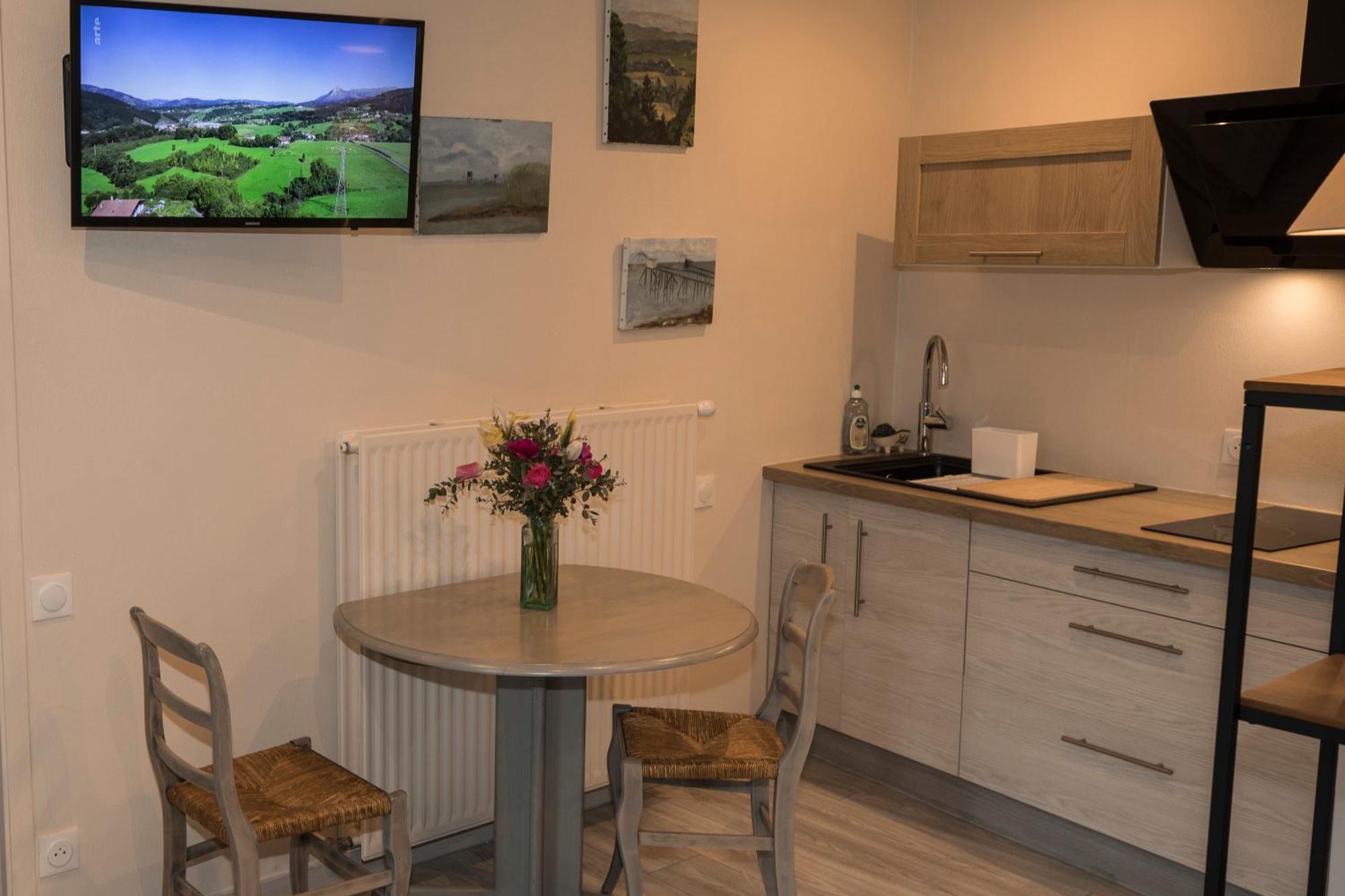 Agreable Logement Independant Avec Veranda Vienne  Luaran gambar